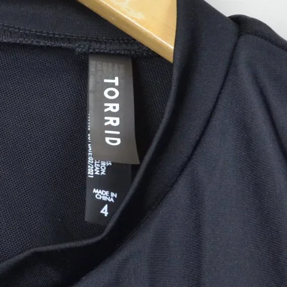 Torrid Black Snake Rose Crop Rashguard NWT - Picture 9 of 11